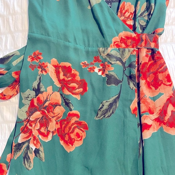 LuLu’s beautiful hunter green floral wrap dress! - Picture 5 of 6